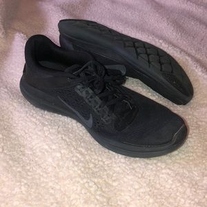 Woman’s Black Nike’s flex 2016 run
